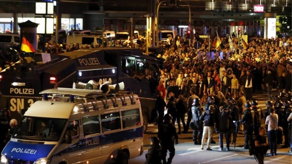 Πατριωτική αφύπνιση στη Γερμανία – Χιλιάδες στους δρόμους εναντίον της Μέρκελ για λαθρομετανάστευση – Αγρια επεισόδια και πυροβολισμοί